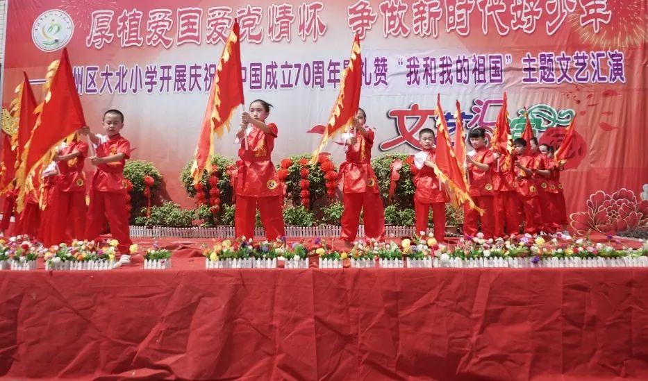 婴儿车不慎滑入水中，河道保洁员30秒火速救人